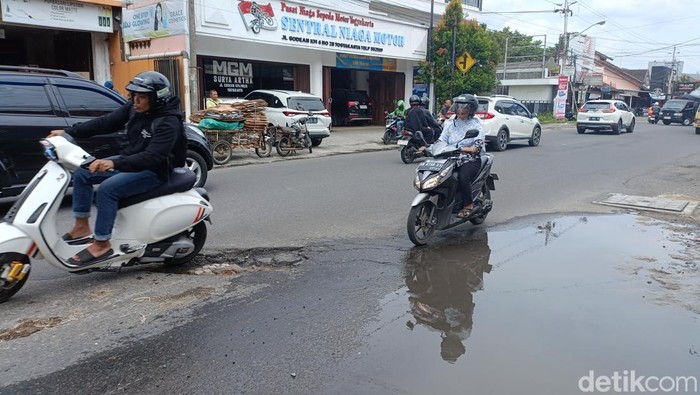 Kondisi jalan berlubang di ruas Jalan Godean KM 4, Banyuraden, Gamping, Sleman yang sudah menimbulkan banyak korban, Rabu (22/1/2025).