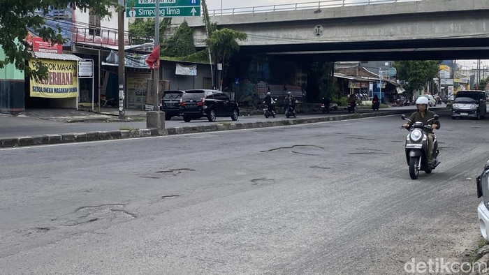 Kondisi ruas Jalan Brigjen Sudiarto, Kecamatan Pedurungan, Kota Semarang, yang berlubang dan kerap membuat pengendara jatuh, Rabu (22/1/2025).