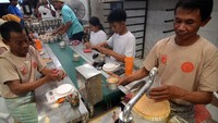 Pekerja mencetak dodol keranjang di rumah industri dodol keranjang, Tegal, Jawa Tengah, Rabu (22/1/2025).