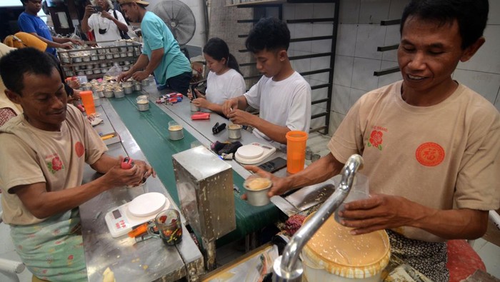 Jelang Imlek, Permintaan Dodol Keranjang Naik 300 Persen Pekerja mencetak dodol keranjang di rumah industri dodol keranjang, Tegal, Jawa Tengah, Rabu (22/1/2025). Menurut produsen satu bulan terakhir menjelang Imlek, permintaan dodol keranjang mengalami peningkatan tiga kali lipat atau 300 persen dikirim ke Solo, Bandung dan Semarang itu dijual Rp32 ribu per kilogram. ANTARA FOTO/Oky Lukmansyah/Spt.