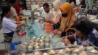 Menurut produsen, satu bulan terakhir menjelang Imlek, permintaan dodol keranjang mengalami peningkatan tiga kali lipat atau 300 persen. Dodol yang dijual Rp32 ribu per kilogram tersebut dikirim ke Solo, Bandung dan Semarang.