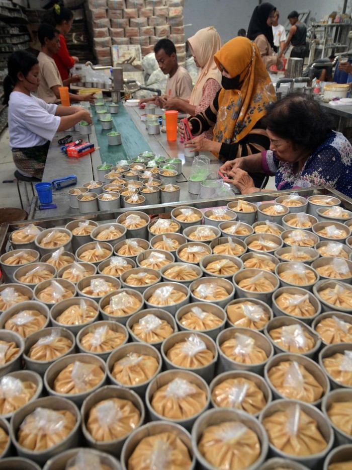 Pekerja mencetak dodol keranjang di rumah industri dodol keranjang, Tegal, Jawa Tengah, Rabu (22/1/2025).  Menurut produsen satu bulan terakhir menjelang Imlek, permintaan dodol keranjang mengalami peningkatan tiga kali lipat atau 300 persen dikirim ke Solo, Bandung dan Semarang itu dijual Rp32 ribu per kilogram. ANTARA FOTO/Oky Lukmansyah/Spt.