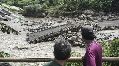 Jembatan Kalibelo di Batang Ambrol Tergerus Air