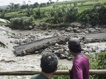 Jembatan Kalibelo di Batang Ambrol Tergerus Air