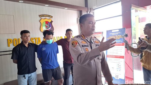 Jerry Da Costa, pelaku pemerkosaan terhadap anak tirinya saat dihadirkan dalam konferensi pers di Mapolresta Kupang Kota, Rabu (22/1/2025). (Foto: Yufengki Bria/detikBali)