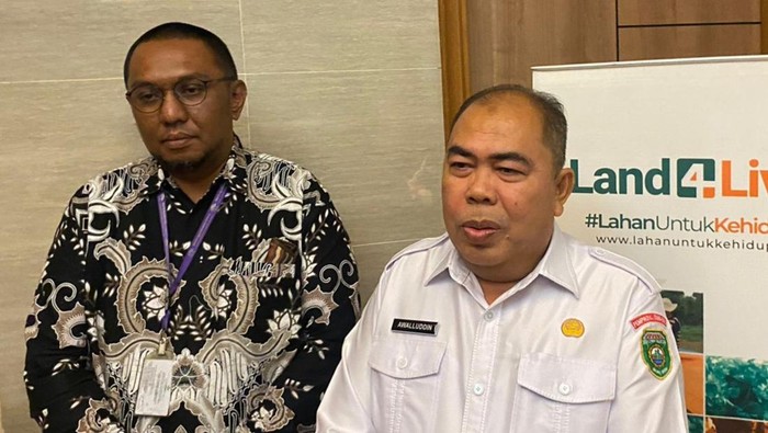 Kadisdik Sumsel Awalluddin didampingi Dirut ICRAF Andree Ekadinata saat peluncuran uji coba mulok pangan lokal.