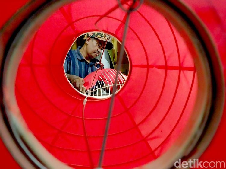 Potret Kampung Lampion di Malang Kebanjiran Order Jelang Imlek
