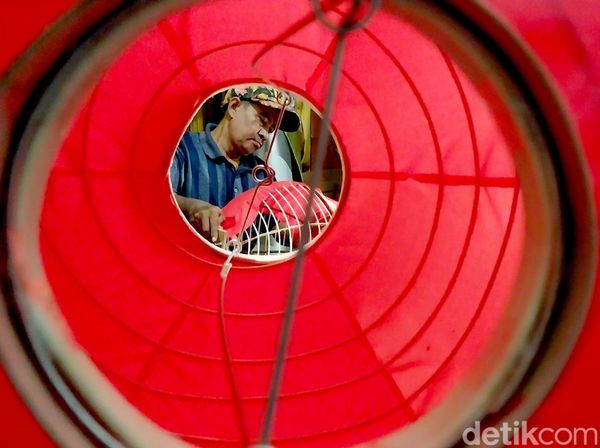 Potret Kampung Lampion di Malang Kebanjiran Order Jelang Imlek