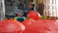 Salah satu pengrajin lampion, Latif saat ditemui di rumahnya terlihat sibuk membuat lampion dibantu beberapa orang pekerja. Di ruang tamu, Akhmad terlihat ada banyak lampion menumpuk yang akan segera dikirim kepada pemesan.