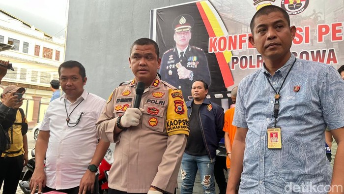 Kapolres Gowa Reonald Simanjuntak saat konferensi pers di halaman Polres Gowa, Rabu (22/1/2025).