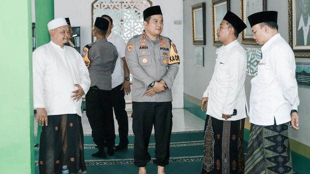 Kapolres Jombang sowan ke pengasuh ponpes