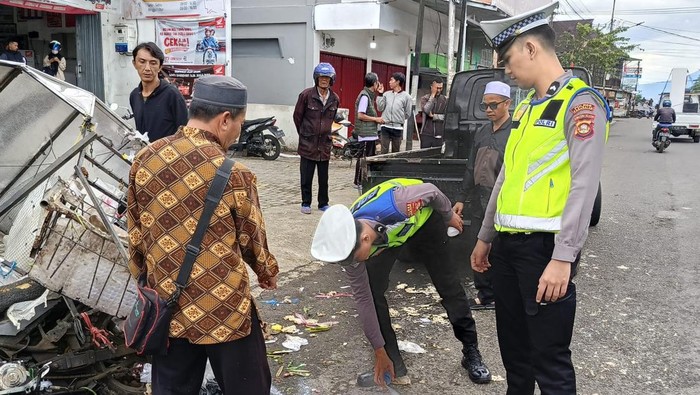 Pengemudi mobil Sigra BG-1281-WD yang menabrak bocah 10 tahun hingga tewas di Pagar Alam, sudah menyerahkan diri. Pengemudi mobil tersebut bernama Jeni Anglius Saputra (36).