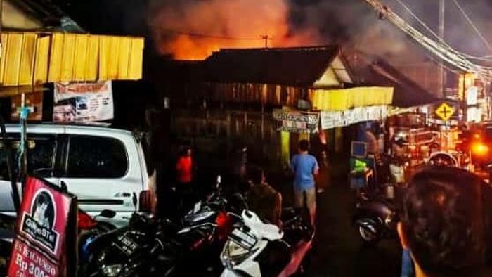 Kebakaran di salah satu kios di Pasar Slogohimo Rabu (22/1/2025) malam.