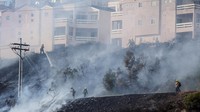 Sementara itu di Los Angeles, para pejabat tetap waspada tinggi di tengah angin kencang dan kondisi kering yang tak henti-hentinya.  