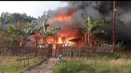 Tangkapan layar vide kebakaran sebuah rumah di Kampung Lemes, Desa Macang Tanggar, Kecamatan Komodo, Manggarai Barat, NTT, Rabu (22/1/2025) sore.(Istimewa)