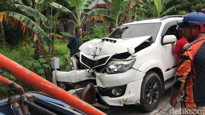 Kondisi kendaraan yang terlibat kecelakaan di jalur jalan lintas selatan ruas Temon, Kulon Progo, Rabu (22/1/2025).