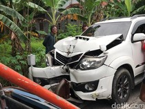 Truk Oleng Tabrak Fortuner Parkir-Masuk Rumah Warga di Temon Kulon Progo