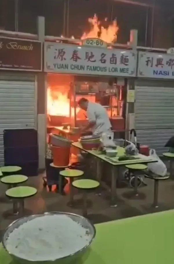 Kedainya Kebakaran, Penjual Ini Santai Pindahkan Makanan