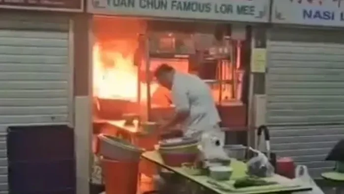 Kedainya Kebakaran, Penjual Ini Santai Pindahkan Makanan
