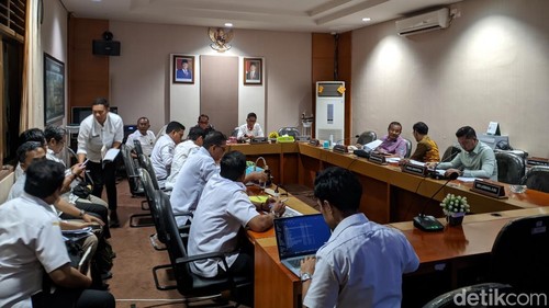 Ketua Komisi IV DPRD NTB Hamdan Kasim bersama Plt Dinas PUPR NTB dan jajaran saat rapat dengar pendapat, Rabu (22/1/2025). (Foto: Ahmad Viqi/detikBali)