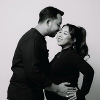 Kiky tampil mengenakan dress hitam panjang bermodel kerah semi turtle neck. Dress tersebut memiliki slit atau potongan yang cukup tinggi sampai ke paha. Sementara suaminya memilih kaos lengan panjang berwarna hitam dipadukan dengan celana panjang putih. Foto: Instagram/@kikysaputrii