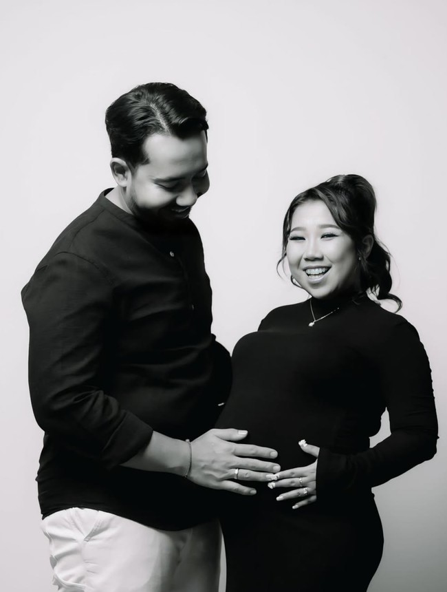 Penampilan Kiky terlihat simpel dengan rambut curly yang diikat satu ke belakang. Melengkapi penampilannya, ia memilih kalung dengan model yang tak kalah simpel. Foto: Instagram/@kikysaputrii