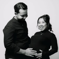 Penampilan Kiky terlihat simpel dengan rambut curly yang diikat satu ke belakang. Melengkapi penampilannya, ia memilih kalung dengan model yang tak kalah simpel. Foto: Instagram/@kikysaputrii