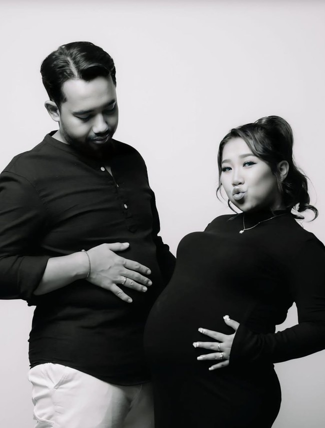 Semakin mendekati persalinan, baby bump di perut Kiky juga sudah semakin jelas terlihat. Dengan penuh gembira, Kiky pun memamerkan baby bump di perutnya tersebut. Foto: Instagram/@kikysaputrii