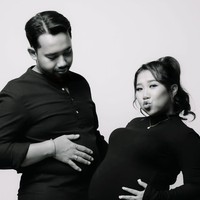 Semakin mendekati persalinan, baby bump di perut Kiky juga sudah semakin jelas terlihat. Dengan penuh gembira, Kiky pun memamerkan baby bump di perutnya tersebut. Foto: Instagram/@kikysaputrii