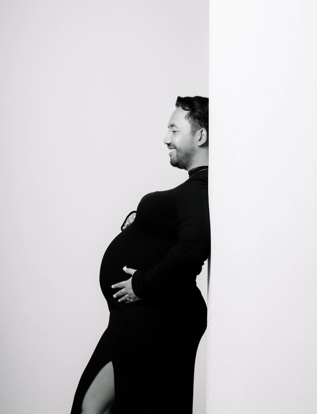 Dikenal sebagai seorang komedian, Kiky juga memamerkan pose nyelenehnya bersama suami. Melihat foto yang satu ini seolah-olah suaminyalah yang sedang mengandung. Foto: Instagram/@kikysaputrii