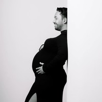 Dikenal sebagai seorang komedian, Kiky juga memamerkan pose nyelenehnya bersama suami. Melihat foto yang satu ini seolah-olah suaminyalah yang sedang mengandung. Foto: Instagram/@kikysaputrii