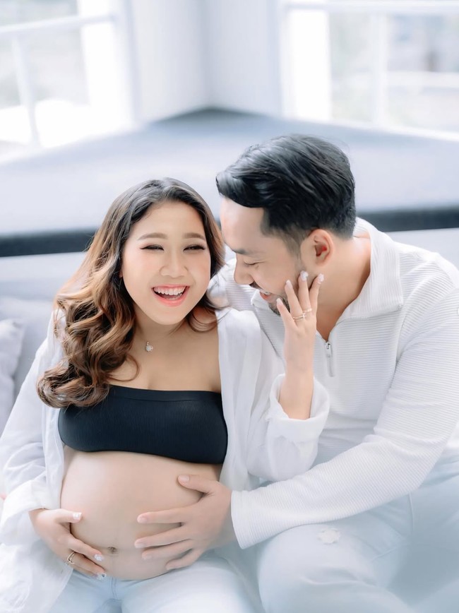 Di look selanjutnya Kiky dan suami tampil tak kalah simpel dengan busana casual. Memamerkan bare baby bump di perutnya, Kiky memilih memadukan kemben crop top hitam dengan outer putih. Foto: Instagram/@kikysaputrii