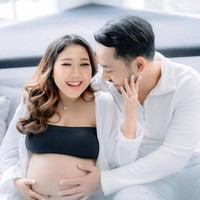 Di look selanjutnya Kiky dan suami tampil tak kalah simpel dengan busana casual. Memamerkan bare baby bump di perutnya, Kiky memilih memadukan kemben crop top hitam dengan outer putih. Foto: Instagram/@kikysaputrii