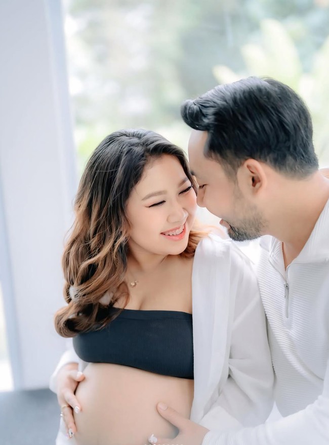 Penampilan Kiky terlihat semakin menawan dengan pulasan makeup natural bernuansa peach. Kali ini rambutnya yang sudah di-curly tampak dibiarkan terurai. Foto: Instagram/@kikysaputrii