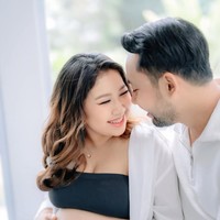 Penampilan Kiky terlihat semakin menawan dengan pulasan makeup natural bernuansa peach. Kali ini rambutnya yang sudah di-curly tampak dibiarkan terurai. Foto: Instagram/@kikysaputrii