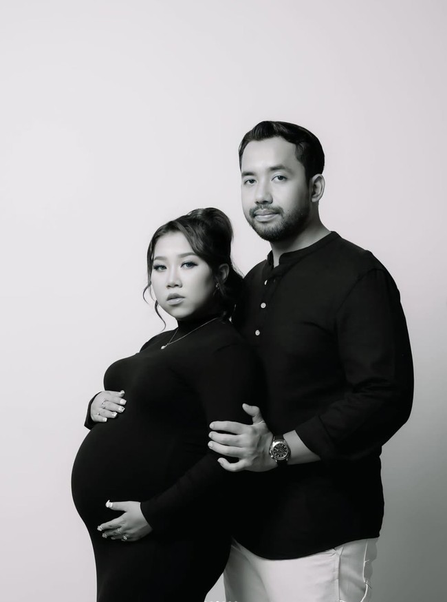 Memasuki trimester ketiga, Kiky Saputri dan suaminya menjalani pemotretan maternity. Dengan bantuan Windra Fotografi, keduanya tampil simpel dalam foto hitam-putih. Foto: Instagram/@kikysaputrii