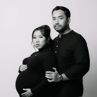 Memasuki trimester ketiga, Kiky Saputri dan suaminya menjalani pemotretan maternity. Dengan bantuan Windra Fotografi, keduanya tampil simpel dalam foto hitam-putih. Foto: Instagram/@kikysaputrii