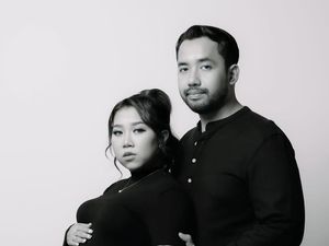 8 Foto Maternity Simpel Kiky Saputri, Tampil Monokrom Dengan Busana Casual
