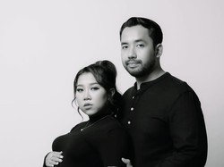 8 Foto Maternity Simpel Kiky Saputri, Tampil Monokrom Dengan Busana Casual