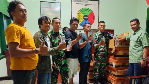 Petugas Unit Intel Kodim Dompu usai menyita 6.100 botol arak Bali.