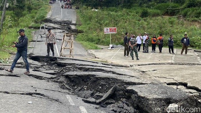 Kondisi jalan rusak imbas tanah gerak di Desa Ratamba, Banjarnegara, Rabu (22/1/2025).