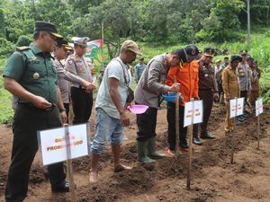 Polres Probolinggo Sulap Lahan Kering Jadi Ladang Jagung