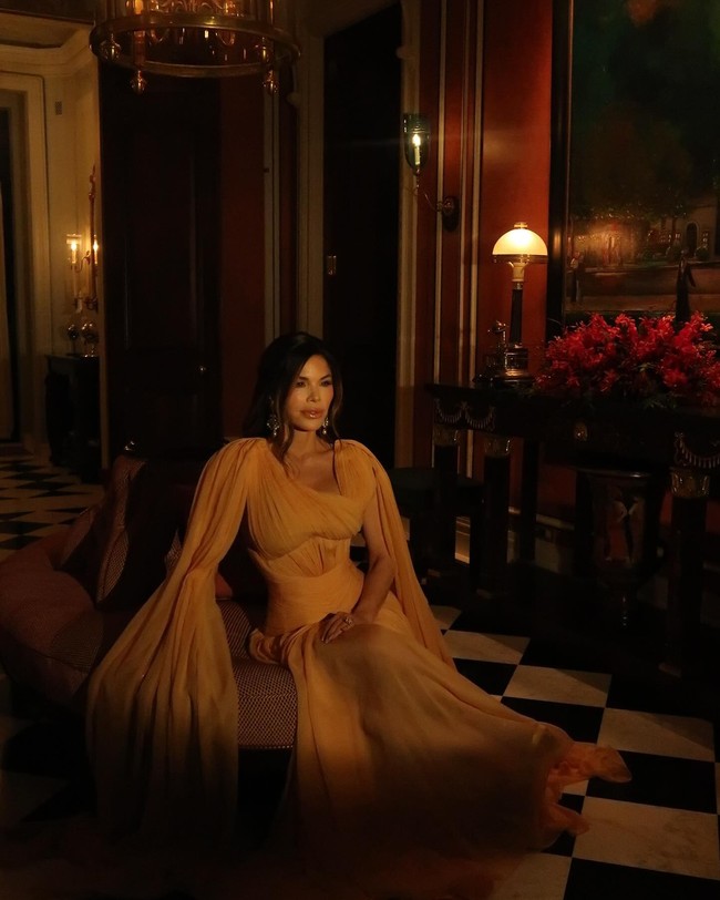 Dalam pesta malam harinya, Lauren berganti pakaian yang bisa dibilang lebih tertutup. Wanita 53 tahun itu memakai gaun custom made yang dibuat dengan kain premium keluaran Dolce & Gabbana. Foto: Instagram