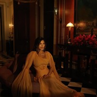 Dalam pesta malam harinya, Lauren berganti pakaian yang bisa dibilang lebih tertutup. Wanita 53 tahun itu memakai gaun custom made yang dibuat dengan kain premium keluaran Dolce & Gabbana. Foto: Instagram