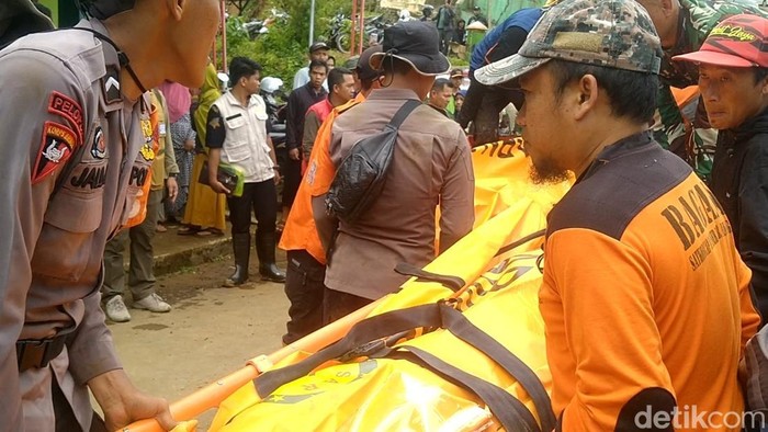 Proses evakuasi jenazah korban longsor di Petungkriyono, Pekalongan, Rabu (22/1/2025).