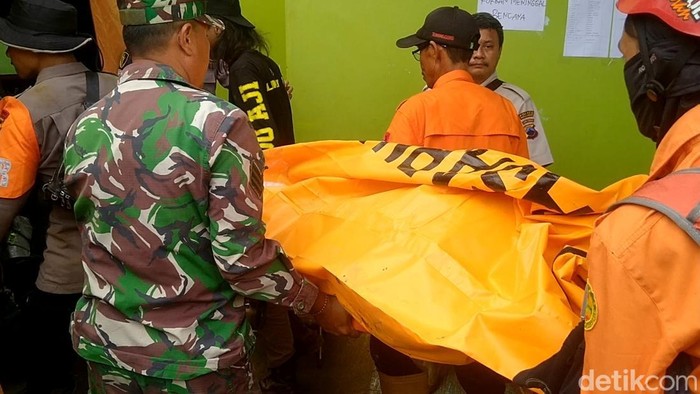 Proses evakuasi jenazah korban longsor di Petungkriyono, Pekalongan, Rabu (22/1/2025).