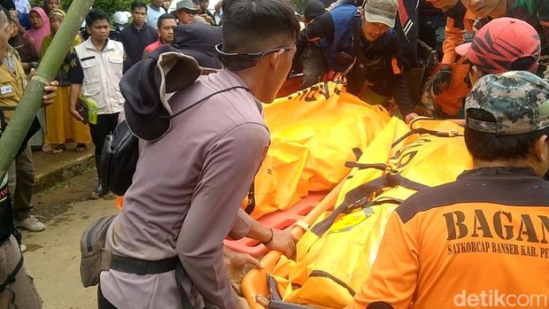 Proses evakuasi jenazah korban longsor di Petungkriyono, Pekalongan, Rabu (22/1/2025).