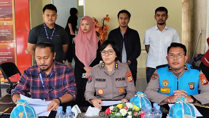 Polda Sulsel menggelar konfrensi pers terkait penyebaran informasi hoaks biaya pendidikan di Akademi Kepolsian (Akpol), Selasa (21/1/2025).
