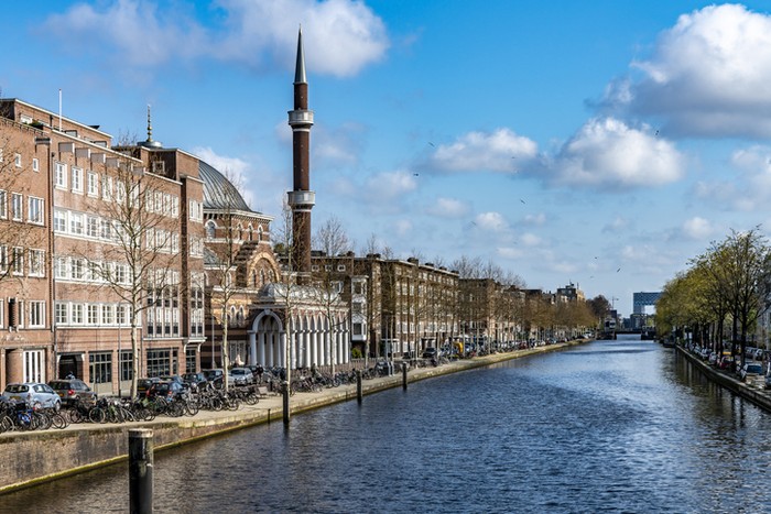 Masjid Barat Belanda West Amsterdam Mosque on a bright spring day on Klostverlorenvaart canal.