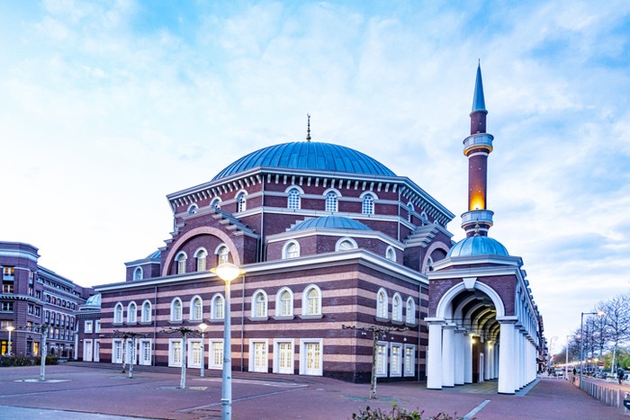 Masjid Barat Belanda West Amsterdam Mosque on a bright spring day on Klostverlorenvaart canal.